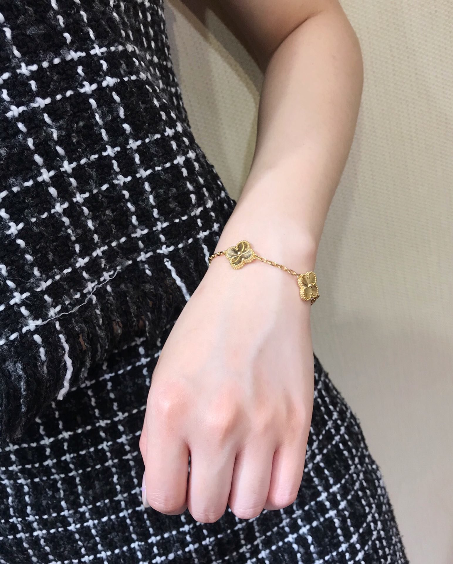 Van Cleef & Arpels Vintage Alhambra bracelet 5 motifs guilloche yellow gold  VCARP3JK00 - HoooFas…